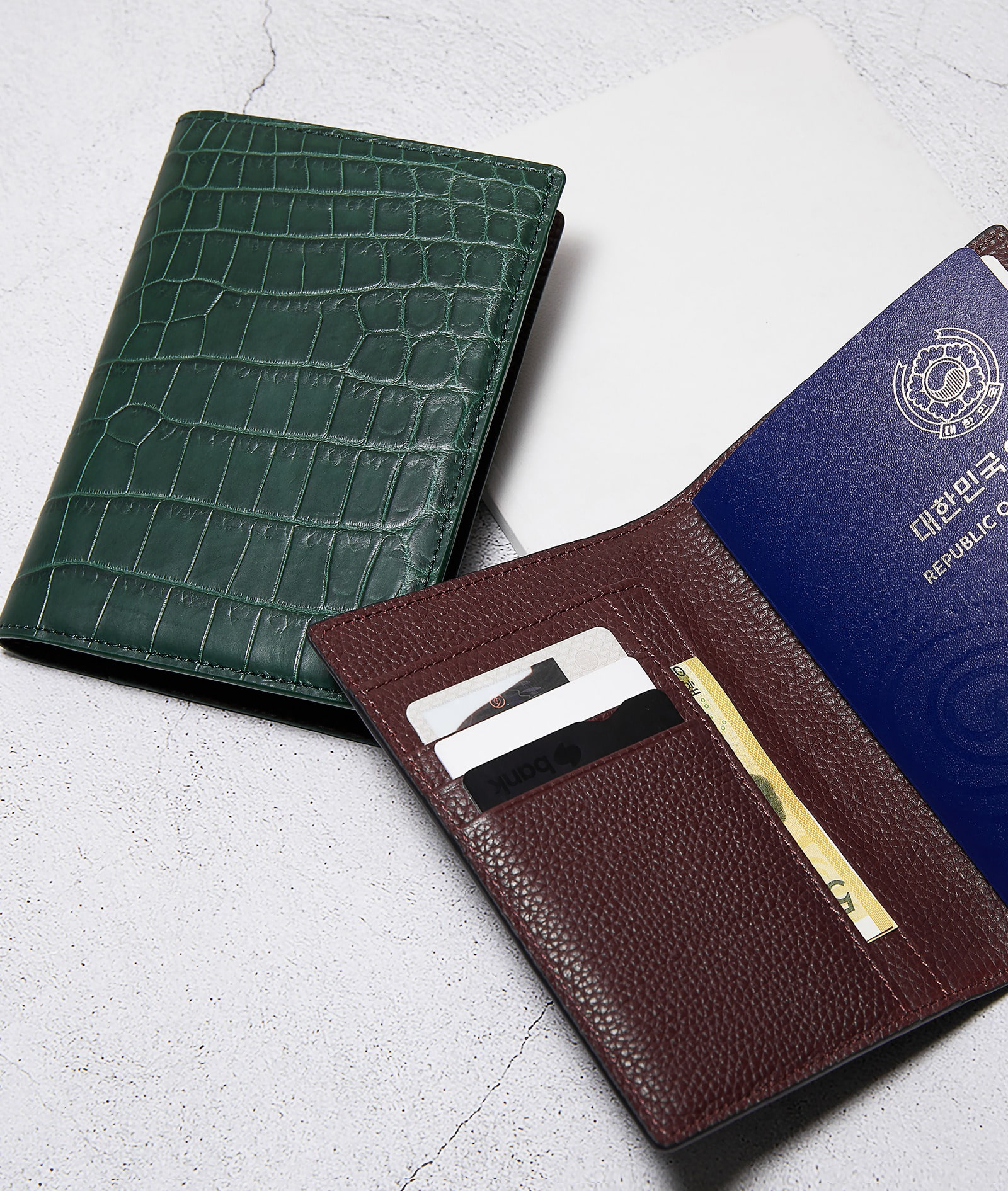 KRISTALLEN Passport Case